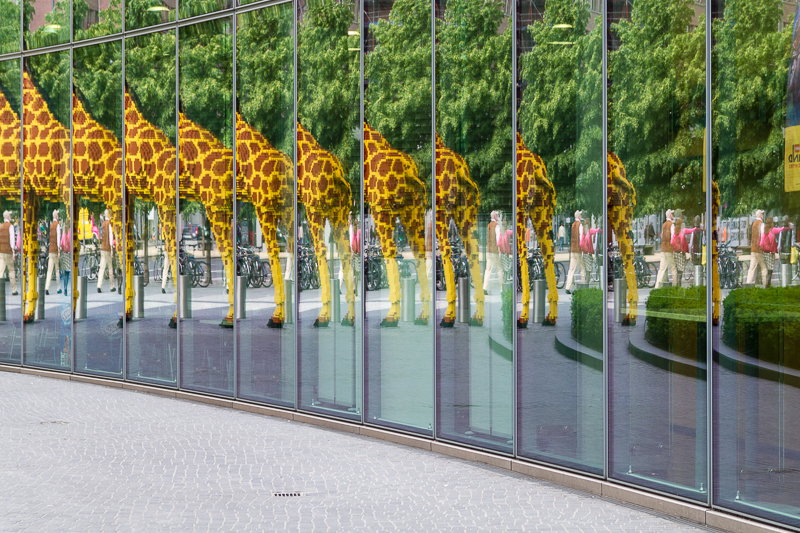Architektur - Architekturfotografie - Berlin - Deutschland - Giraffe - Lego - Potsdammer Platz - SonyCenter - Stadt   von Franco Tessarolo