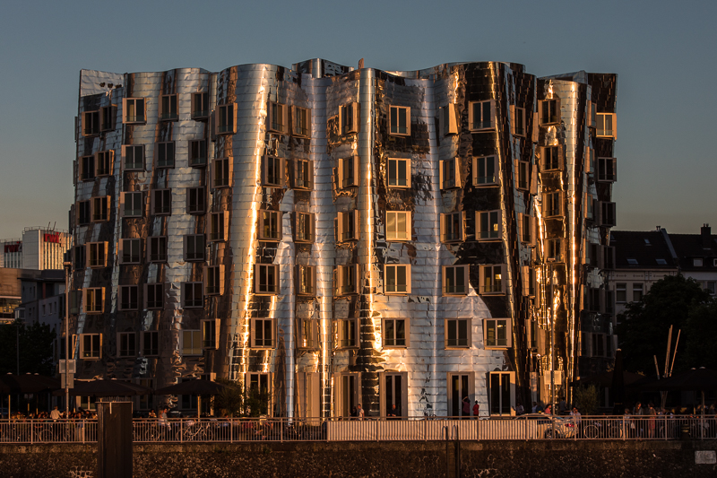 Architektur - Architekturfotografie - Deutschland - Düsseldorf - Frank O. Gehry - Medienhafen - Sonnenuntergang - Stadt     von Franco Tessarolo