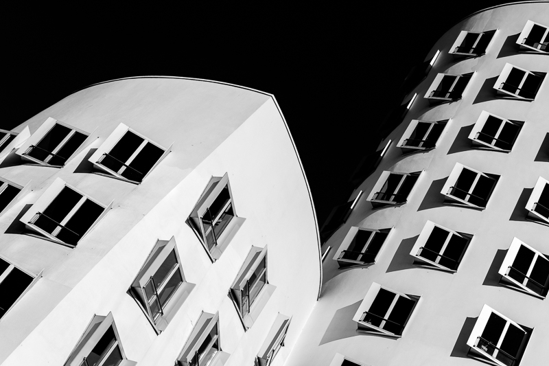 Architekturfotografie - Deutschland - Düsseldorf - Monochrom             von Franco Tessarolo
