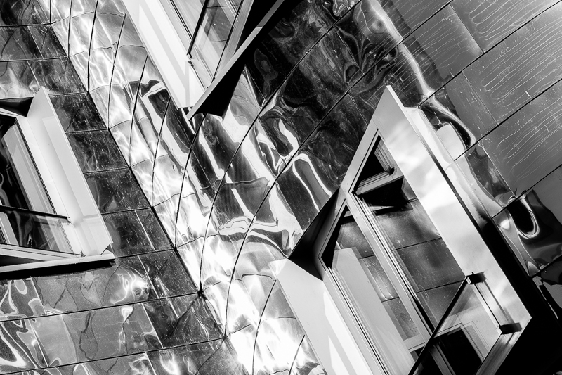 Architektur - Architekturfotografie - Deutschland - Düsseldorf - Fassade - Frank O. Gehry - Medienhafen - Monochrom - Stadt - View von Franco Tessarolo