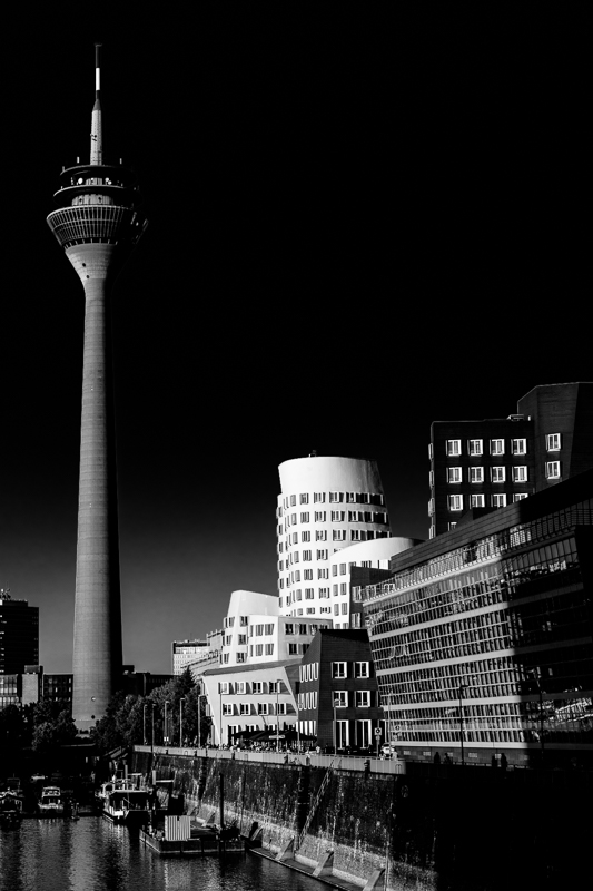 Architektur - Architekturfotografie - Deutschland - Düsseldorf - Frank O. Gehry - Medienhafen - Monochrom - Stadt     von Franco Tessarolo