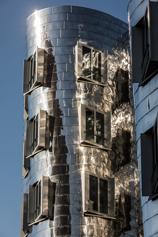 Architektur - Architekturfotografie - Deutschland - Düsseldorf - Fassade - Frank O. Gehry - Stadt       von Franco Tessarolo