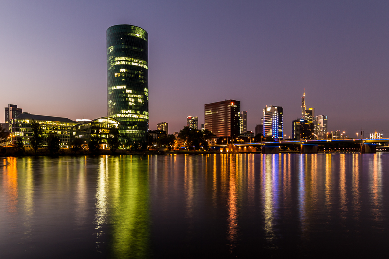 Architektur - Architekturfotografie - Avaiable Light - Deutschland - Fluss - Frankfurt - Main - Skyline - Stadt - Wasser von Franco Tessarolo