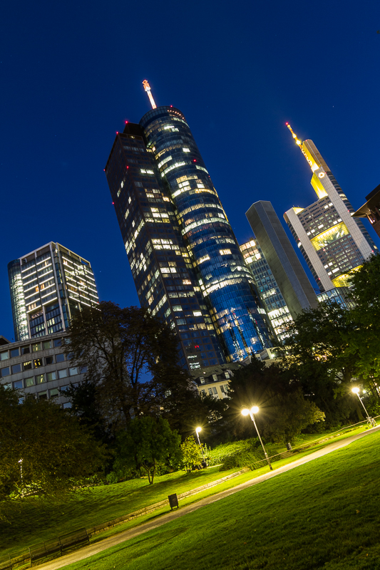Architektur - Architekturfotografie - Avaiable Light - Commerzbank - Deutschland - Eurotheum - Frankfurt - Hochhaus - Japan Center - Maintower von Franco Tessarolo