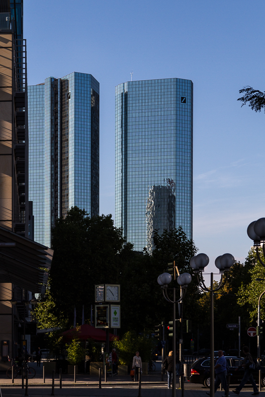 Architektur - Architekturfotografie - Deutsche Bank - Deutschland - Frankfurt - Hochhaus - Stadt       von Franco Tessarolo