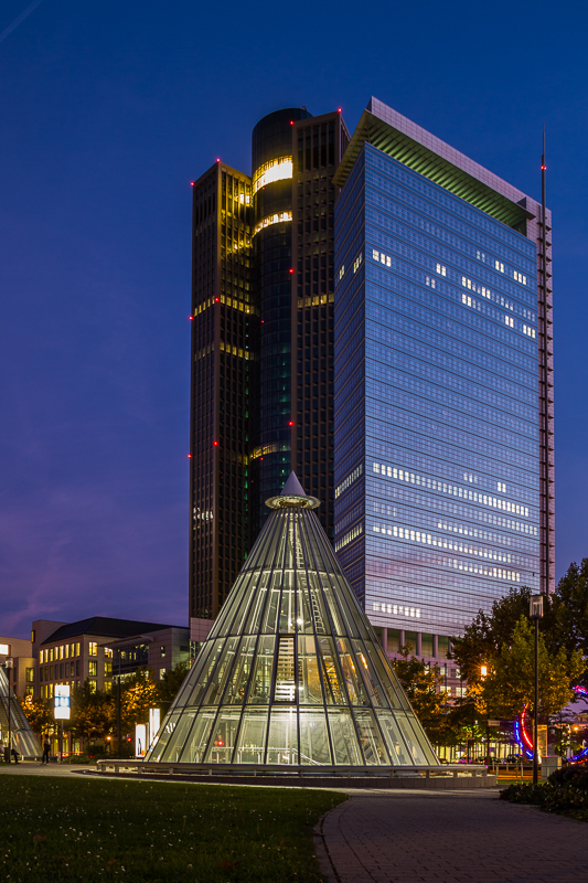Architektur - Architekturfotografie - Avaiable Light - Blaue Stunde - Deutschland - Frankfurt - Glas - Hochhaus - Park - Pyramide von Franco Tessarolo