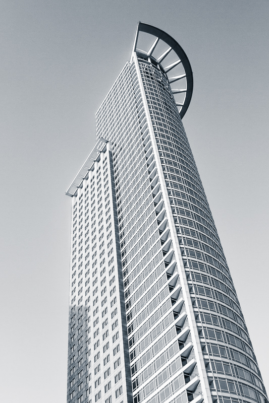 Architektur - Architekturfotografie - Blue Like Jazz - Deutschland - Frankfurt - Hochhaus - Stadt - Westend-Tower     von Franco Tessarolo