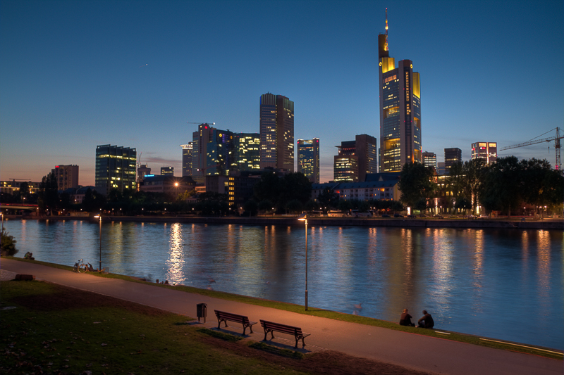 Architektur - Architekturfotografie - Avaiable Light - Deutschland - Fluss - Frankfurt - HDR - Hochhaus - Main - Skyline von Franco Tessarolo