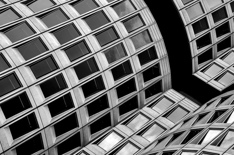 Architektur - Architekturfotografie - BMW - Deutschland - Monochrom - München         von Franco Tessarolo