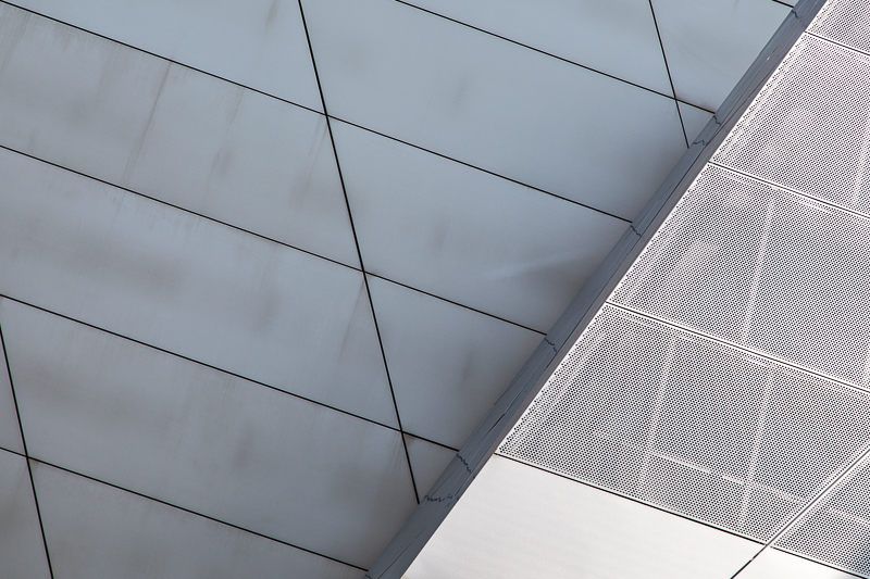 Architektur - Architekturfotografie - BMW - Deutschland - Fassade - Monochrom - München       von Franco Tessarolo