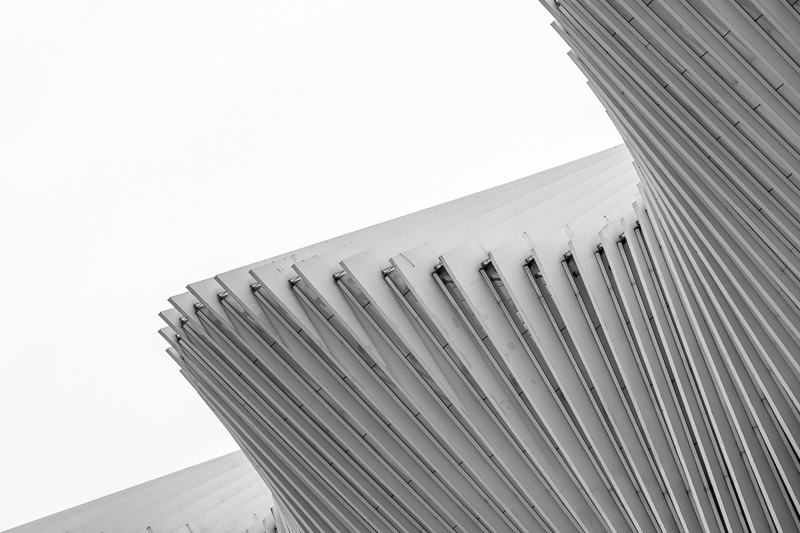 Architektur - Architekturfotografie - Bahnhof - Calatrava - Instagram - Italien - Monochrom - Reggio Emilia     von Franco Tessarolo