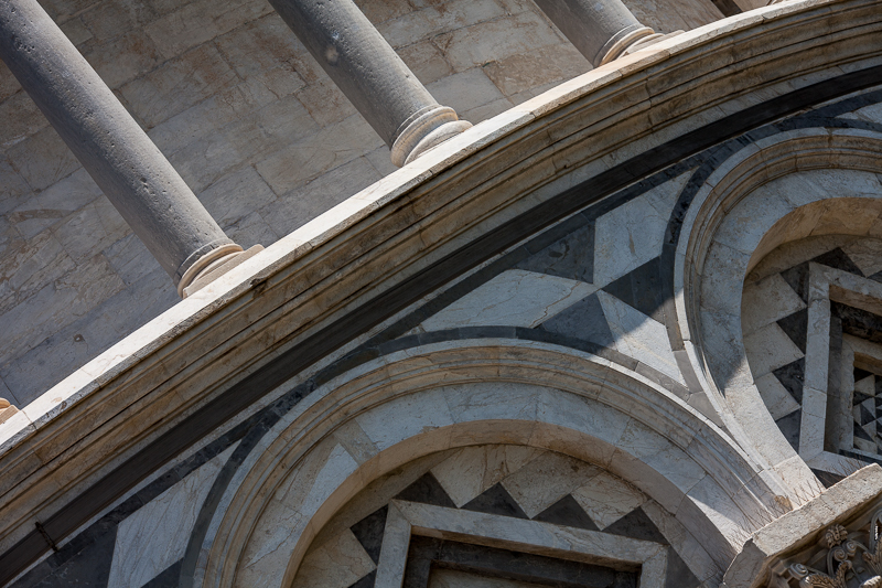 Architektur - Architekturfotografie - Fassade - Italien - Pisa - Toskana - Turm       von Franco Tessarolo