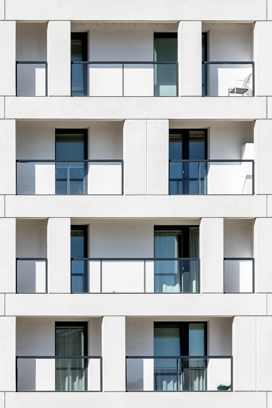 Architektur - Architekturfotografie - DC Living - Donau City - Fassade - Instagram - Wien - Österreich     von Franco Tessarolo