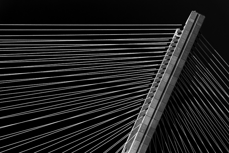Architektur - Architekturfotografie - Brücke - Instagram - Lissabon - Monochrom - Portugal - Vasco da Gama Bridge     von Franco Tessarolo