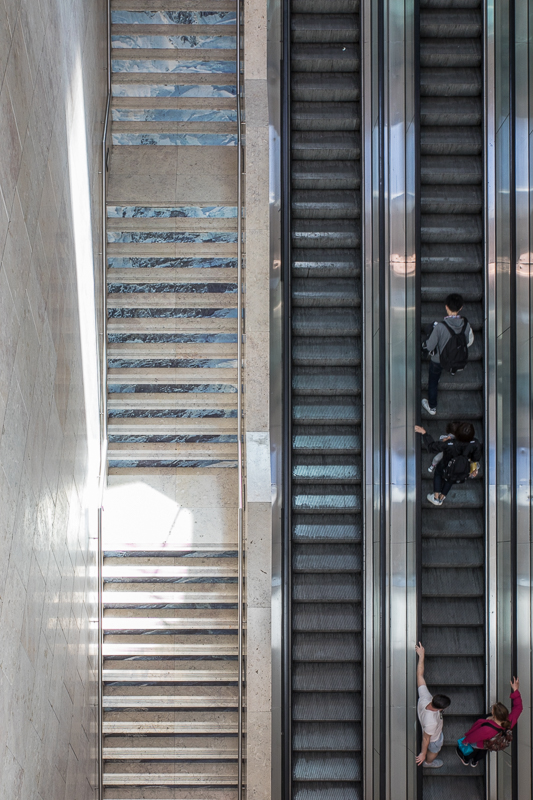 Architektur - Architekturfotografie - Bahnhof - Lissabon - Portugal - Rolltreppe - Street - Treppe     von Franco Tessarolo