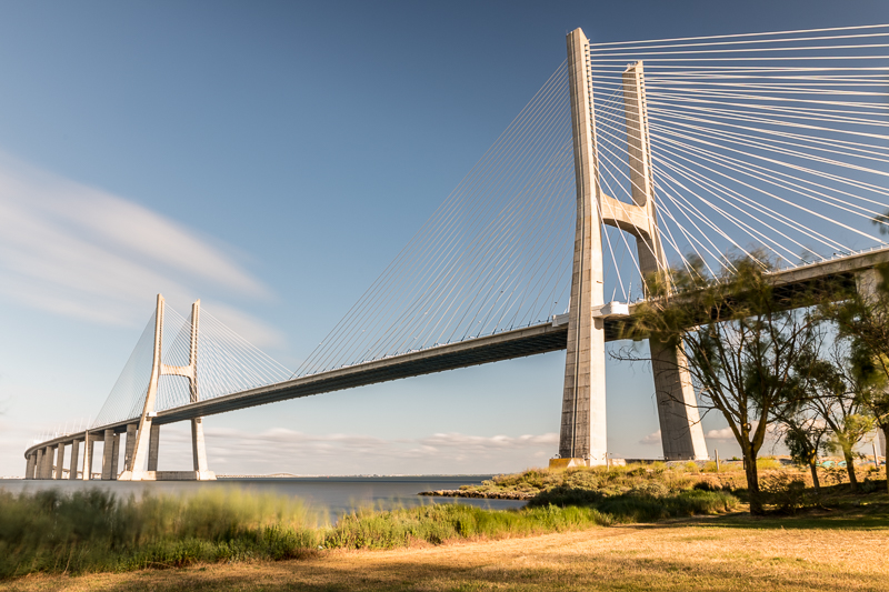Architektur - Architekturfotografie - Brücke - Instagram - Langzeitbelichtung - Lissabon - Portugal - Vasco da Gama Bridge     von Franco Tessarolo