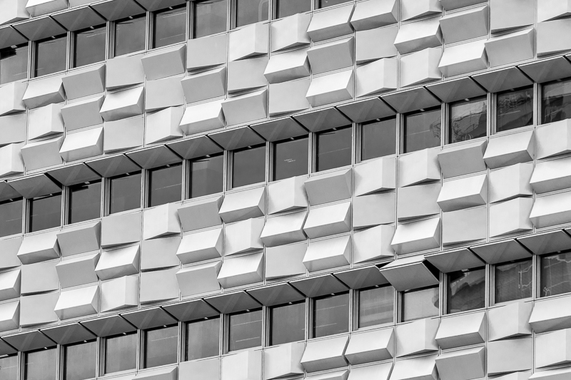Architektur - Architekturfotografie - Fassade - Lissabon - Monochrom - Portugal         von Franco Tessarolo