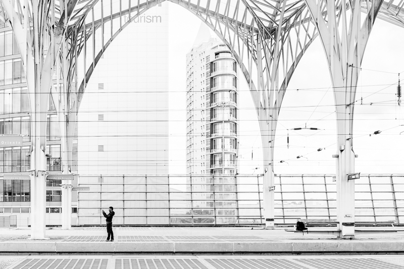 Architektur - Architekturfotografie - Bahnhof - Calatrava - Estação do Oriente - Instagram - Lissabon - Monochrom - Portugal   von Franco Tessarolo