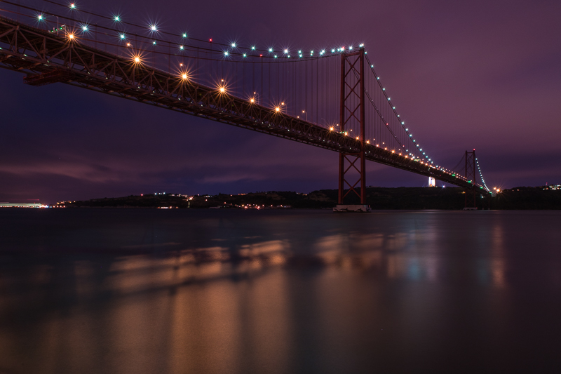 Architektur - Architekturfotografie - Brücke vom 25 April - Lissabon - Portugal           von Franco Tessarolo