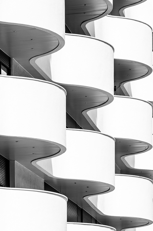 Architektur - Architekturfotografie - Balkon - Fassade - Lissabon - Monochrom - Portugal       von Franco Tessarolo