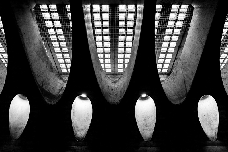 Architektur - Architekturfotografie - Bahnhof - Calatrava - Instagram - Monochrom - Stadelhofen - Zürich     von Franco Tessarolo