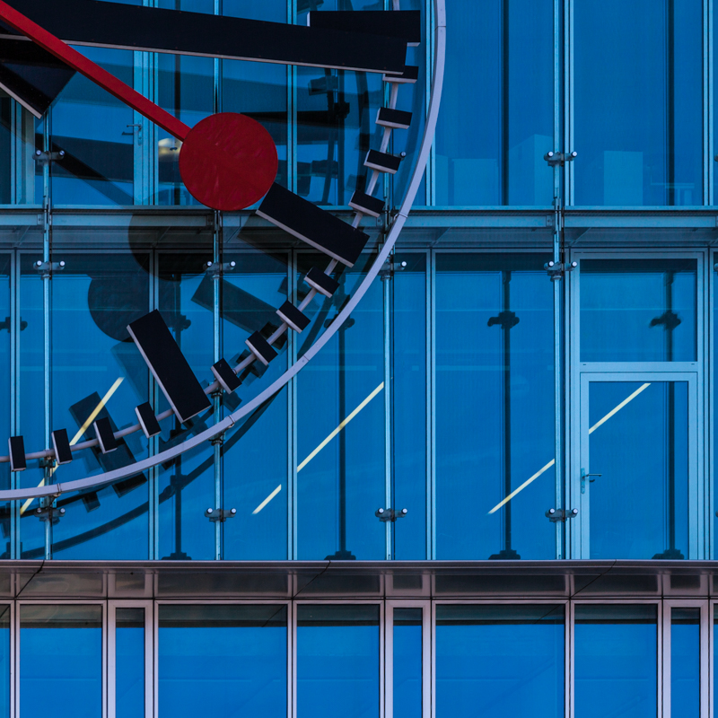 Aarau - Architektur - Architekturfotografie - Fassade - Uhr           von Franco Tessarolo