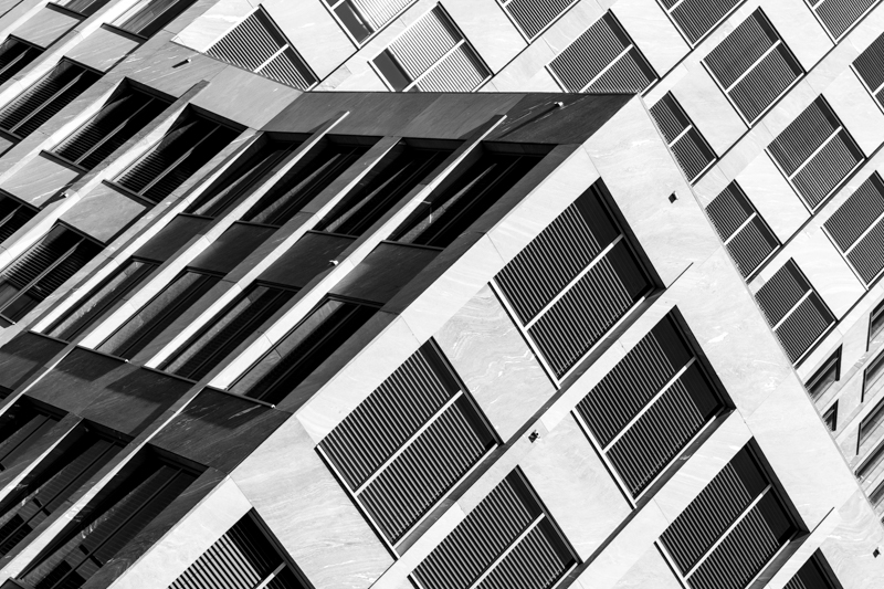 Aarau - Architektur - Architekturfotografie - Fassade - Monochrom           von Franco Tessarolo