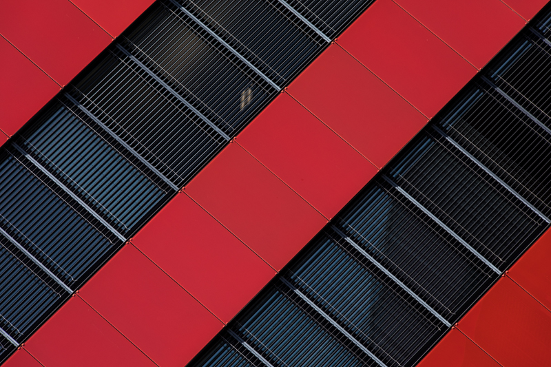 Architektur - Architekturfotografie - Bern - Fassade - Rot - Stadt         von Franco Tessarolo
