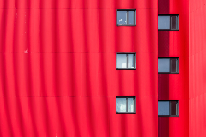 Architektur - Architekturfotografie - Fassade - Glanzenberg - Instagram - Rot         von Franco Tessarolo