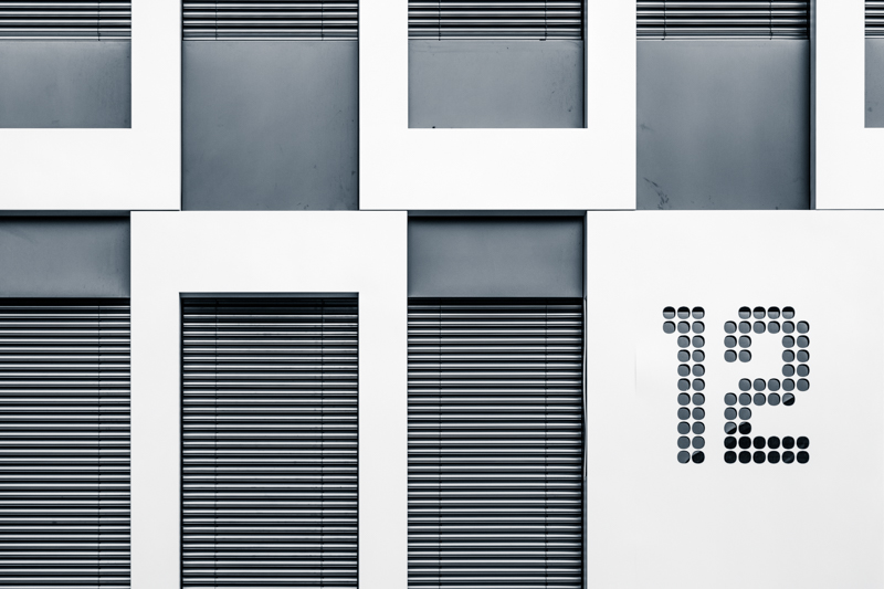 Architektur - Architekturfotografie - Blue Like Jazz - Fassade - Instagram - Monochrom - Schlieren       von Franco Tessarolo