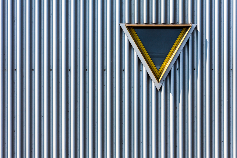 Architektur - Architekturfotografie - Dreieck - Fassade - Fenster - Gelb - View - Winterthur     von Franco Tessarolo