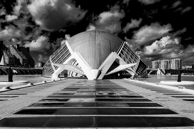 Architektur - Architekturfotografie - Calatrava - Monochrom - Spanien - Valencia - l'Hemisfèric       von Franco Tessarolo