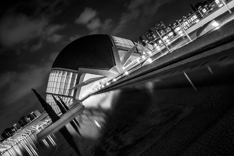 Architektur - Architekturfotografie - Avaiable Light - Calatrava - Monochrom - Spanien - Valencia - l'Hemisfèric     von Franco Tessarolo