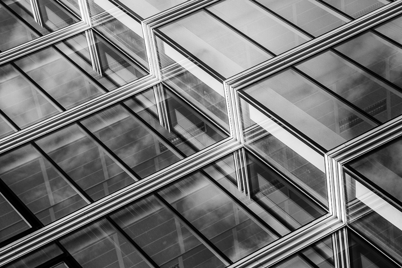 Architektur - Architekturfotografie - Credit Suisse - Fassade - Monochrom - Spanien - Valencia       von Franco Tessarolo