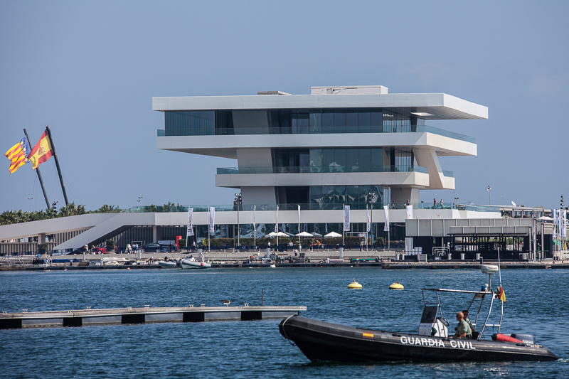 Architektur - Architekturfotografie - Boot - Hafen - Motorboot - Schiff - Spanien - Valencia     von Franco Tessarolo